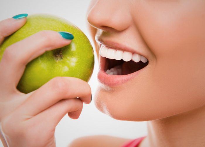 Women eating apple 